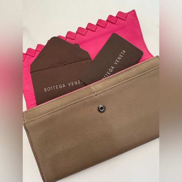 Bottega Veneta Tan and Pink Wallet - Picture 4 of 10